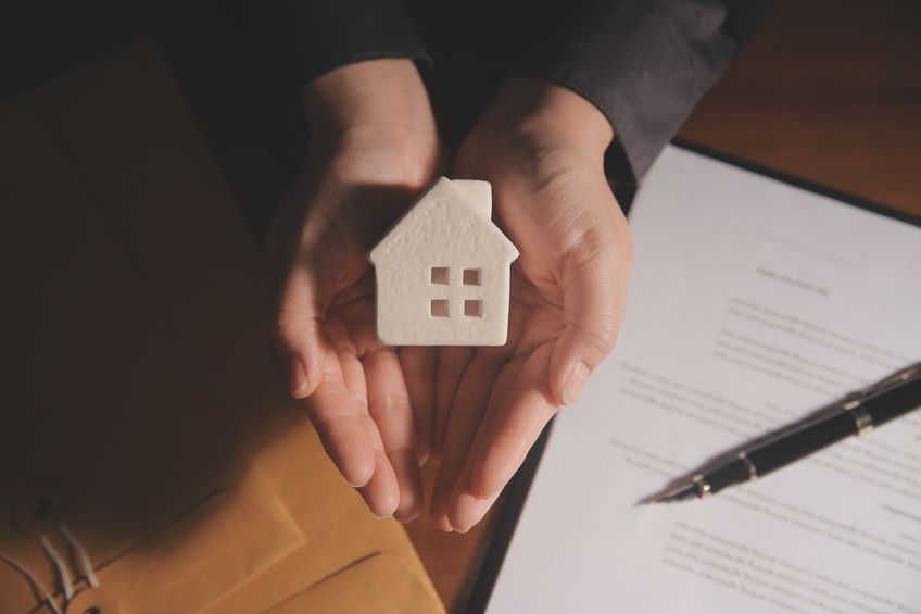 Real estate broker agent presenting and consult to customer to d Real estate broker agent presenting and consult to customer to d