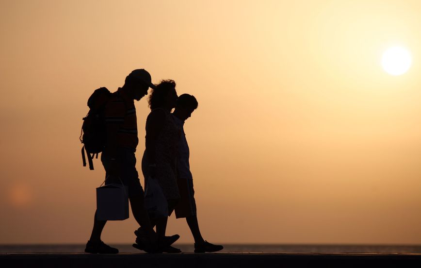 5707969 silhouette of jung family