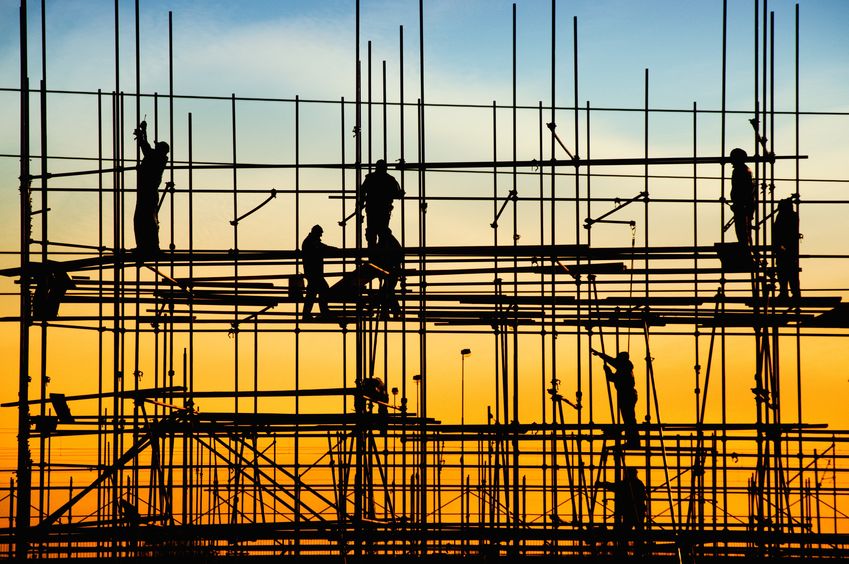 12752372 construction site, silhouettes of workers against the light/ 12752372 construction site, silhouettes of workers against the light/