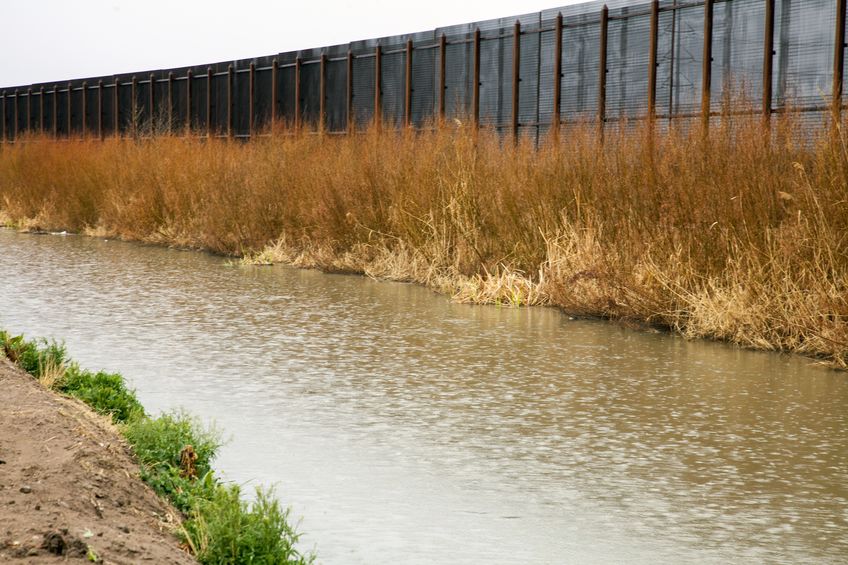 18600195 el paso border with mexico on the rio grande
